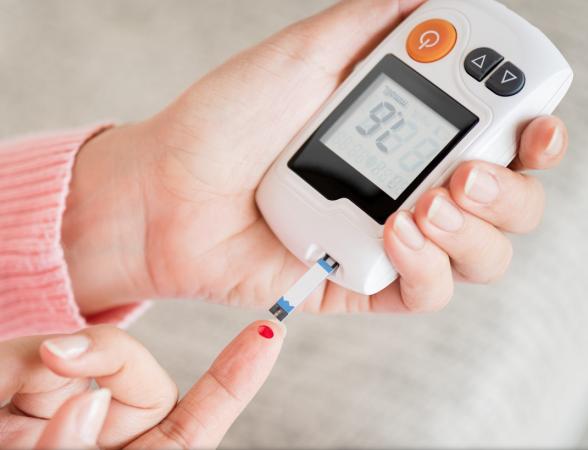 Ensalada mediterránea fresca con tomate, pepino y aceitunas en un plato de cerámica